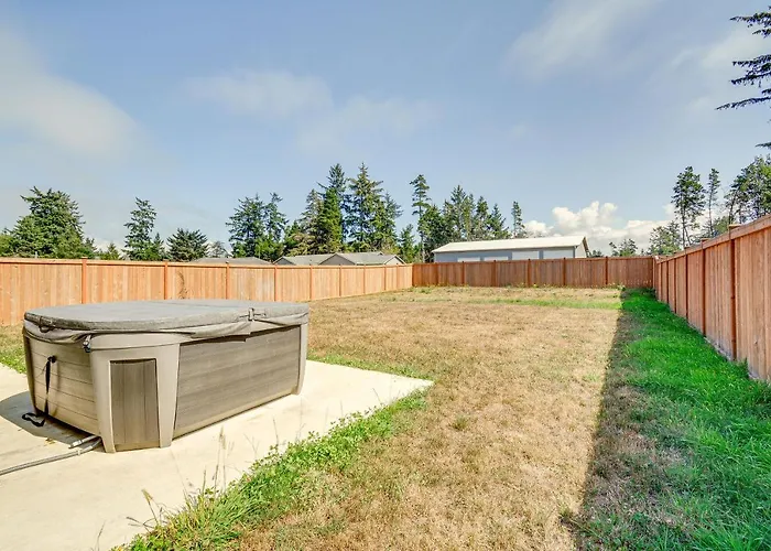 Westport Vacation Rental W/ Private Hot Tub!