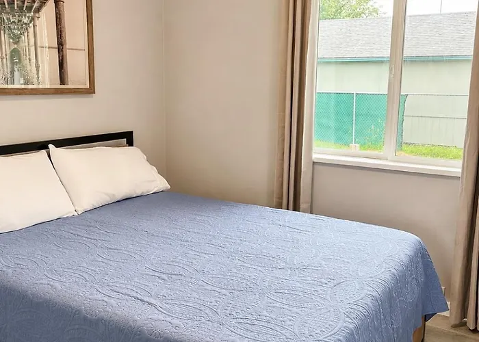 Dog Friendly Cottage, Near The Beach And Downtown